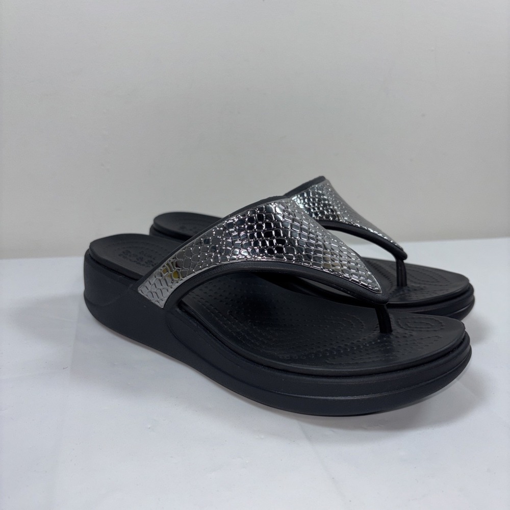 Crocs Womens 6 Monterey Metallic Wedge Sandals Flip Flop Silver Black Slip On